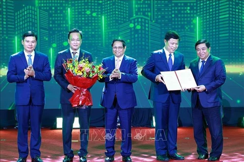 Prime Minister Pham Minh Chinh (C) and Minister of Planning and Investment Nguyen Chi Dung (first, R) present the decision approving Hung Yen's master plan to leaders of Hung Yen (Photo: VNA)