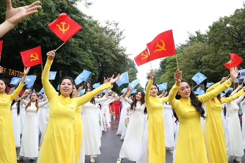 At an Ao Dai mass performance 2023 (Photo: hanoimoi.vn)