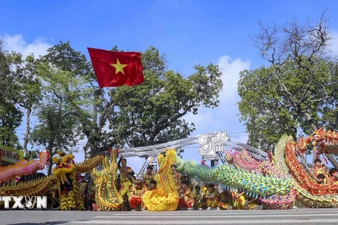 A performance at the 2013 Hanoi Autumn Festival. (Photo: VNA)