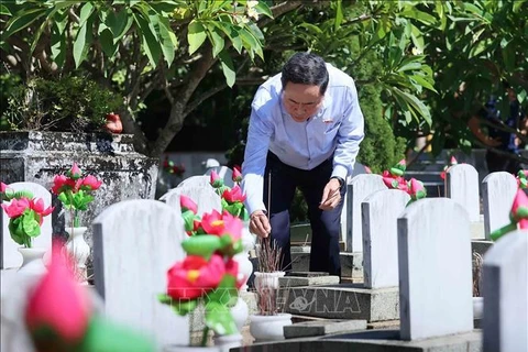 NA Chairman Tran Thanh Man offers incense to fallen soldiers at the Vietnam-Laos International Martyrs' Cemetery (Photo: VNA)