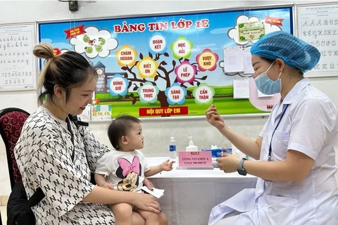 Providing Vitamin A doses to children in Hanoi (Photo: VNA)