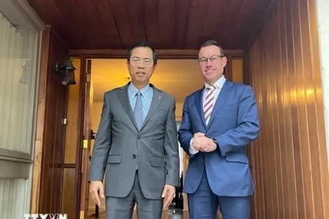 Vietnamese Ambassador to Australia Pham Hung Tam (left) and Trade and Investment Queensland Chief Executive Officer Justin McGowan. (Photo: VNA)