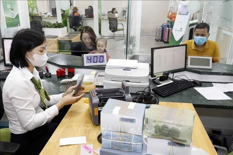 At a Vietcombank branch in Vinh Phuc (Photo: VNA)