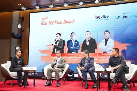 At the 'Decoding Business' talk show in Hanoi (Photo: HAWA)