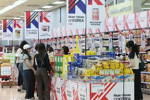 Shoppers at a Lotte Mart in Seoul. (Photo: Yonhap/VNA) 