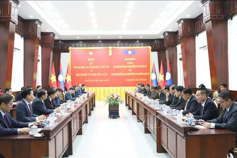 At the talks between Minister of Public Security Sen. Lieut. Gen. Luong Tam Quang and Lao Deputy Prime Minister and Minister of Public Security Gen. Vilay Lakhamphong in Vientiane on July 11. (Photo: VNA)