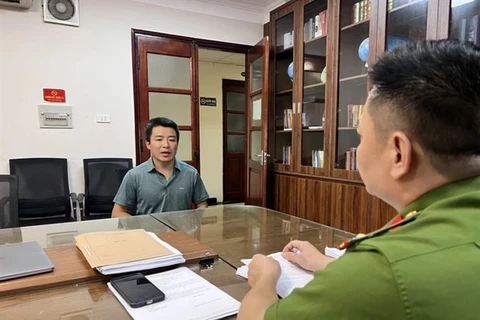 Than Van Thoai, Deputy Director-General of Global BBA JSC, is questioned by a policeman. (Photo sggp.org.vn)