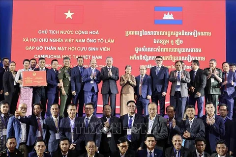 President To Lam (eighth from left, third row) and Cambodian alumni studying in Vietnam (Photo: VNA)