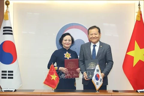 Vietnamese and Korean ministers at the signing ceremony for a MoU on public administration cooperation (Photo: VNA)