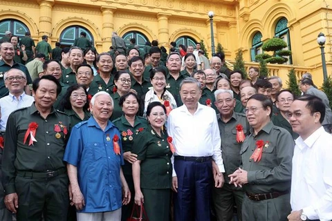 President To Lam and former youth volunteers (Photo: VNA)