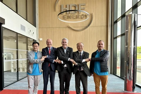 Leaders of the Nouvelle Aquitaine region and HDF Energy take a photo with Vietnamese Ambassador to France Dinh Toan Thang during a tour to HDF Energy's new factory in Bordeaux (Photo: VNA)