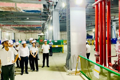 A working delegation of Hai Phong Economic Zone Authority inspect the progress of the LG Innotek Hai Phong factory project -Phase III in Trang Due industrial park. (Photo: haiphong.gov.vn)