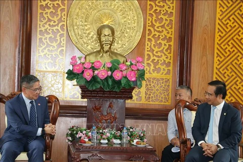 At the meeting between Chairman of the People’s Council of Long An province Nguyen Van Duoc (right) and Singaporean Consul General in Ho Chi Minh City Pang Te Cheng. (Photo: VNA)