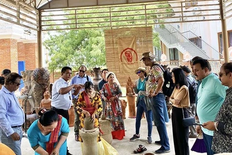 Indian tourists visit Bau Truc pottery village in the south central province of Ninh Thuan. (Photo: nhandan.vn)