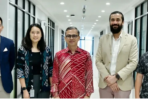 (From left) Rev Media Group chief operating officer Nicholas Sagau , Google government affairs and public policymanager Arianne Santoso, Communications Minister Fahmi Fadzil, Google News partner manager Adeel Farhan and Media Prima Bhd group managing director Rafiq Razali during the launch of the Advertising Revenue Lab on July 18. (Photo courtesy of Google)