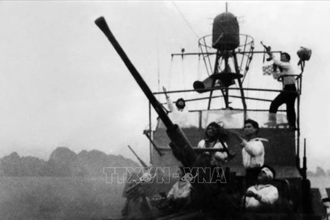 Vietnam People's Navy soldiers shot US aircraft in Hon Gai, Quang Ninh, in the battle on August 5, 1964. (File photo of VNA)