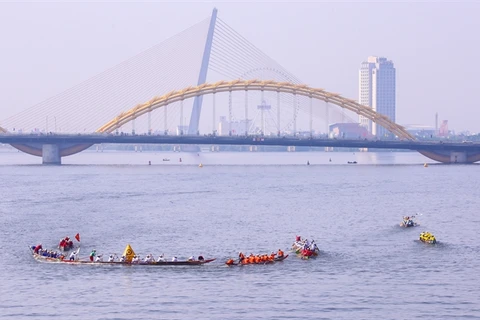 Boat racing on the Han River in Da Nang City. (Photo: VNA)