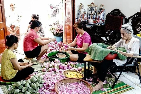 The process of infusing tea with lotus scent requires diligence and patience (Photo: VNA)