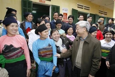 Chairman of the National Assembly Nguyen Phu Trong visits ethnic minority people in Ngoc Phung commune, Thuong Xuan district, Thanh Hoa province, in January 2010 (Photo: VNA)