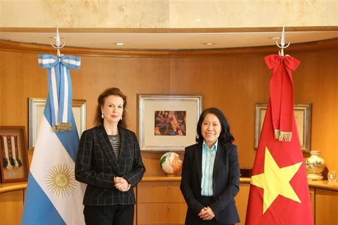 Vietnamese Ambassador to Argentina Ngo Minh Nguyet (R) and Argentine Foreign Minister Diana Mondino at their working session in Buenos Aires on July 19 (Photo: VNA)