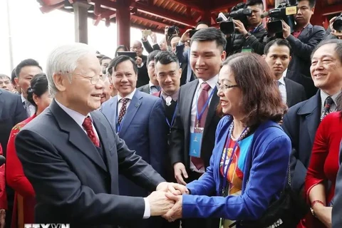 Party General Secretary Nguyen Phu Trong and overseas Vietnameses at Ngoc Son temple in Hanoi (Photo: VNA)