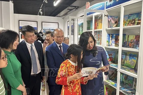 Deputy Minister of Foreign Affairs Le Thi Thu Hang, who is also Chairwoman of the State Committee for Overseas Vietnamese Affairs (COVA), attends the inauguration ceremony for the “Vietnamese bookcase” in Paris. (Photo: VNA)