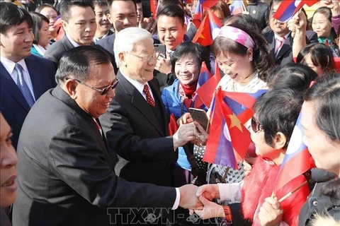 Party General Secretary Nguyen Phu Trong andP arty General Secretary and President of Laos Bounnhang Vorachith meet Hanoi citizens (Photo: VNA)