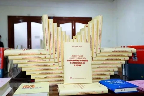 Party General Secretary Nguyen Phu Trong's book titled “Some theoretical and practical issues on socialism and the path towards socialism in Vietnam”. (Photo: VNA)