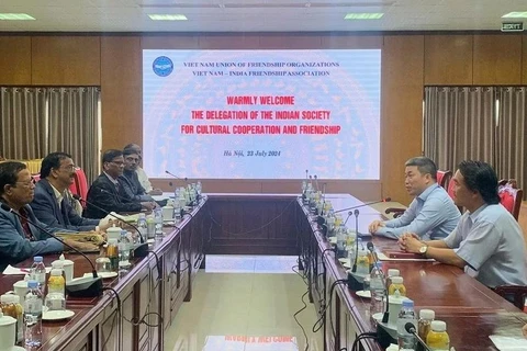 President of the Vietnam Union of Friendship Organisations (VUFO) Phan Anh Son (second, right) exchanges with delegation of the Indian Society for Cultural Cooperation and Friendship (Photo: baoquocte.vn)