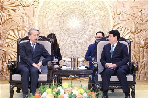 Politburo member and permanent member of the Party Central Committee's Secretariat Luong Cuong (right) and Chinese Ambassador to Vietnam Xiong Bo (Photo: VNA)