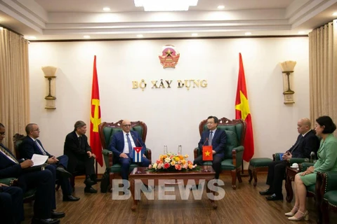 Minister of Construction Nguyen Thanh Nghi (third from right) and Cuban Minister of Construction Rene Mesa Villafana (third from left) (Photo: VNA)