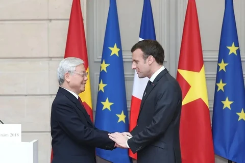 General Secretary of the Communist Party of Vietnam Central Committee Nguyen Phu Trong (L) and French President Emmanuel Macron in the former's official visit to France in 2018. (Photo: VNA). 