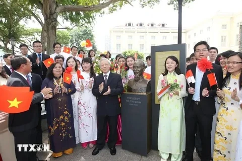 General Secretary Nguyen Phu Trong and delegates sing a song about President Ho Chi Minh at the flower offering ceremony at the President Ho Chi Minh Monument on the grounds of the Asian Civilizations Museum in Singapore on September 12, 2012 (Photo: VNA)