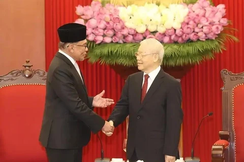 General Secretary Nguyen Phu Trong (right) receives Malaysian Prime Minister Anwar Ibrahim in Hanoi in July 2023. (Photo: VNA) 