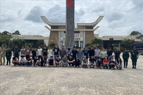 Border guards of the Moc Bai International Border Gate Post have coordinated with the police of Tay Ninh, Dak Lak, An Giang, Bac Lieu, and Thanh Hoa provinces to receive 39 Vietnamese citizens from Cambodian authorities. (Photo: VNA)