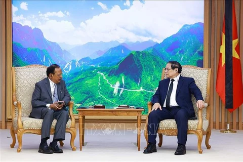 Prime Minister Pham Minh Chinh receives in Hanoi on July 24 National Security Advisor of India Ajit Doval, who is now in Vietnam to attend the funeral for General Secretary of the Communist Party of Vietnam Nguyen Phu Trong. (Photo: VNA)