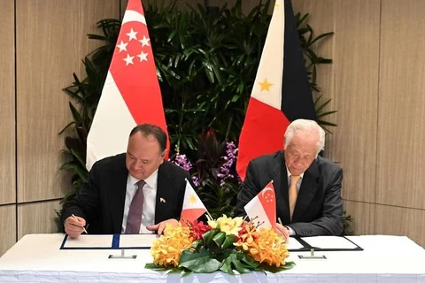 Singaporean Defence Minister Ng Eng Hen (right) and Philippine Secretary of National Defense Gilberto Teodoro Jr. signing the memorandum of understanding on July 24. (Photo: MINDEF) 