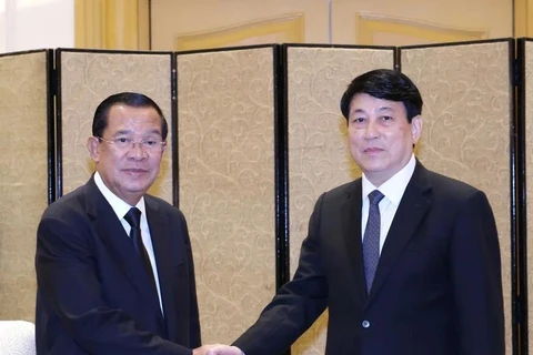 Politburo member and permanent member of the Party Central Committee’s Secretariat Luong Cuong (right) and President of the Cambodian People’s Party (CPP) and President of the Cambodian Senate Hun Sen (Photo: VNA)