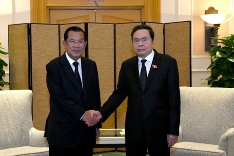 National Assembly Chairman Tran Thanh Man (R) receives President of the Cambodian People’s Party (CPP), Chairman of the Supreme Privy Council to the Cambodian King and President of the Cambodian Senate Samdech Techo Hun Sen (Photo: VNA)