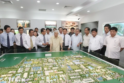 Party General Secretary Nguyen Phu Trong visits the Vietnam-Singapore Industrial Park I (VSIP I) in Binh Duong province on April 13, 2013. (Photo: VNA)"