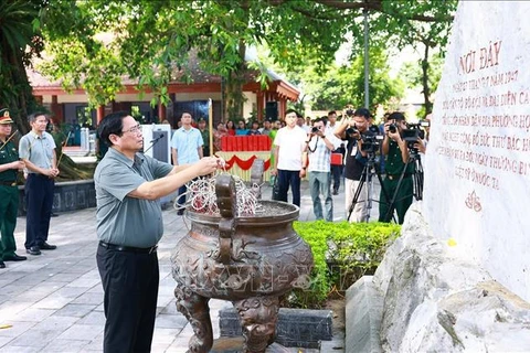 PM Pham Minh Chinh offers incense in tribute to President Ho Chi Minh and fallen heroes in Dai Tu district of Thai Nguyen province. (Photo: VNA)