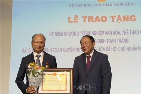 Vietnamese Ambassador to France Dinh Toan Thang (L) at the insignia awarding ceremony (Photo: VNA)