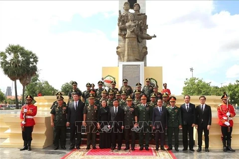 Delegations of the Vietnamese Embassy in Cambodia and the Cambodian Ministry of National Defence take part in the commemorative event at the Vietnam-Cambodia friendship monument in Phnom Penh on July 26. (Photo: VNA) 