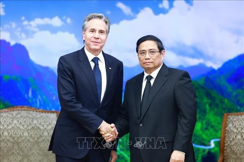 Prime Minister Pham Minh Chinh (R) receives US Secretary of State Antony Blinken in Hanoi on July 27 evening. (Photo: VNA)