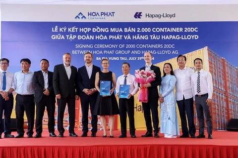 Steel giant Hoa Phat Group signs a contract to supply 2,000 20DC containers to Hapag-Lloyd - the largest container shipping company in Germany on July 29 (Photo: VNA)