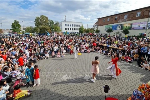 An event held as part of the “Song o Berlin (Living in Berlin)” festival at the Dong Xuan shopping centre in Berlin (Photo: VNA)