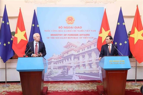 Minister of Foreign Affairs Bui Thanh Son (R) and Josep Borrell Fontelles, Vice President of the European Commission (EC) and High Representative of the European Union for Foreign Affairs and Security Policy, announce the outcomes of their talks in Hanoi on July 30. (Photo: VNA)