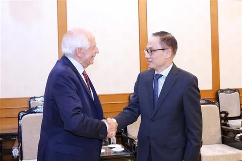 Secretary of the Party Central Committee and head of its Commission for External Relations Le Hoai Trung (R) and Josep Borrell Fontelles, Vice President of the European Commission (EC) and High Representative of the European Union (EU) for Foreign Affairs and Security Policy, at their meeting in Hanoi on July 30 afternoon. (Photo: VNA)