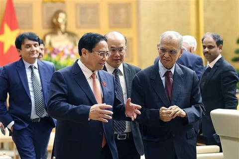 Prime Minister Pham Minh Chinh (front row, L) meets with Narayana Murthy, co-founder of Indian software company Infosys in Hanoi on May 20, 2024. (Photo: VNA)