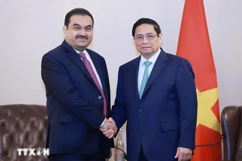 Prime Minister Pham Minh Chinh (right) and Gautam Adani, Chairman and Founder of Adani Group, at their meeting in New Delhi on July 31. (Photo: VNA)